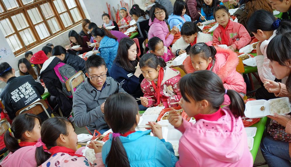 Trendy Volunteers Bring Knowledge and Happinessto More Left-Behind Children