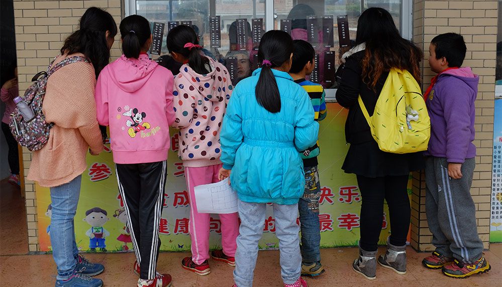 Trendy Volunteers Bring Knowledge and Happinessto More Left-Behind Children