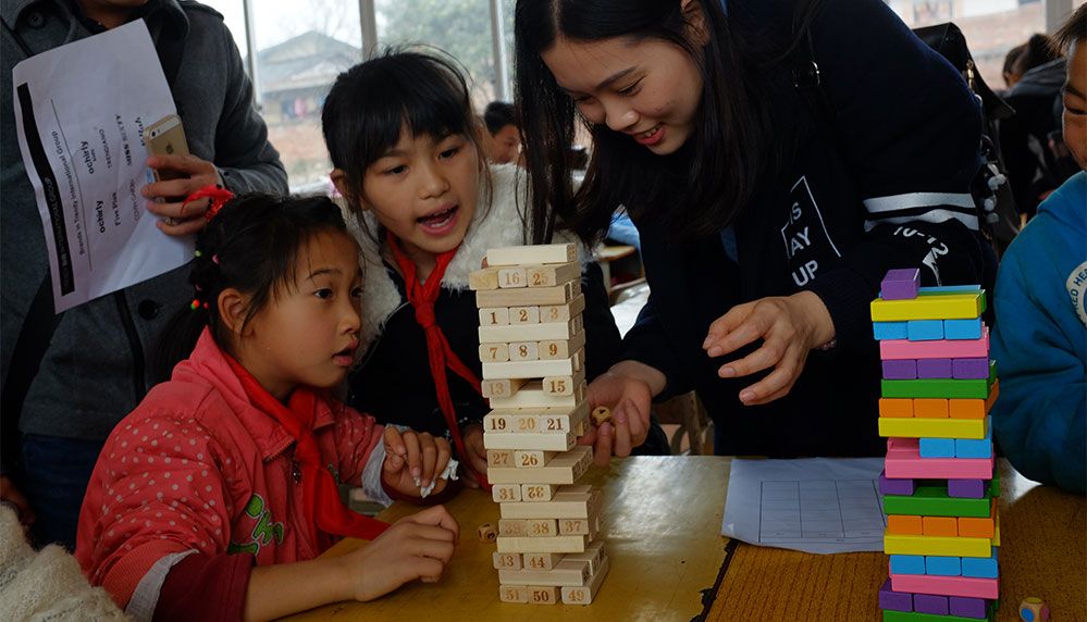 Trendy Volunteers Bring Knowledge and Happinessto More Left-Behind Children