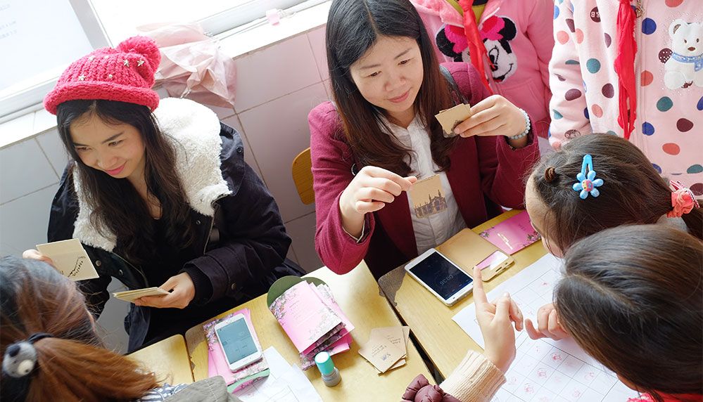 Trendy Volunteers Bring Knowledge and Happinessto More Left-Behind Children