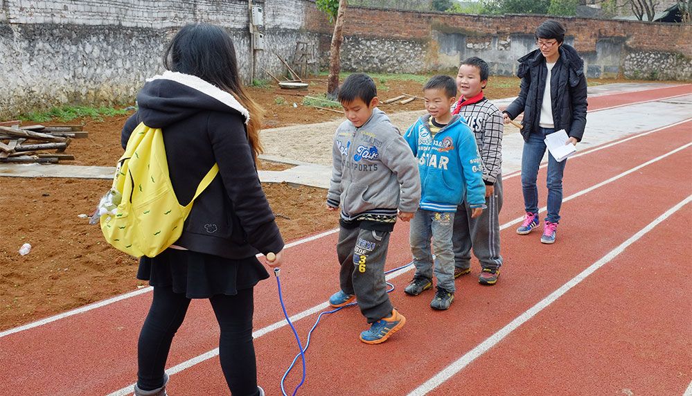 Trendy Volunteers Bring Knowledge and Happinessto More Left-Behind Children
