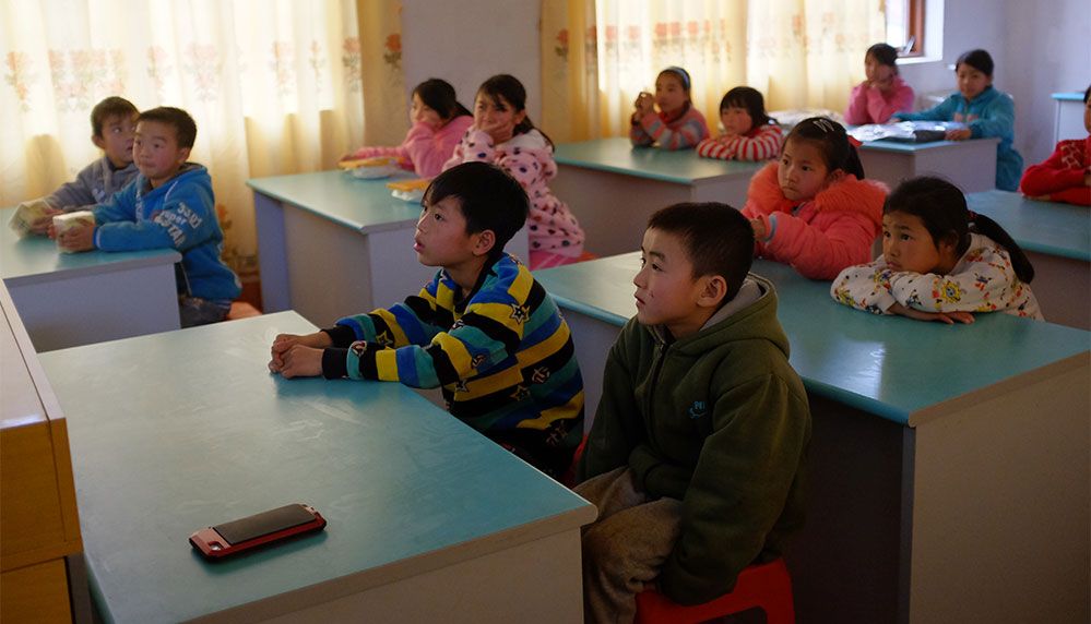 Trendy Volunteers Bring Knowledge and Happinessto More Left-Behind Children